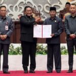 Wakil Gubernur Kalteng Edy Pratowo berjabat tangan dengan Ketua DPRD Kalteng Arton S Dohong dan menunjukan RPJMD yang sudah ditetapkan, Jumat (25/7) di Palangka Raya.