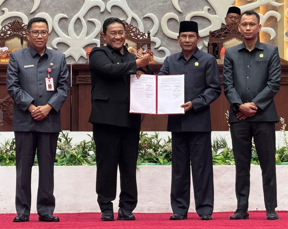 Wakil Gubernur Kalteng Edy Pratowo berjabat tangan dengan Ketua DPRD Kalteng Arton S Dohong dan menunjukan RPJMD yang sudah ditetapkan, Jumat (25/7) di Palangka Raya.