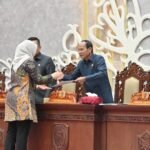 Fraksi-fraksi DPRD Kalteng saat menyerahkan pandangan umum ke Ketua DPRD Arton S Dohong saat rapat paripurna ke-20, Selasa (19/8).