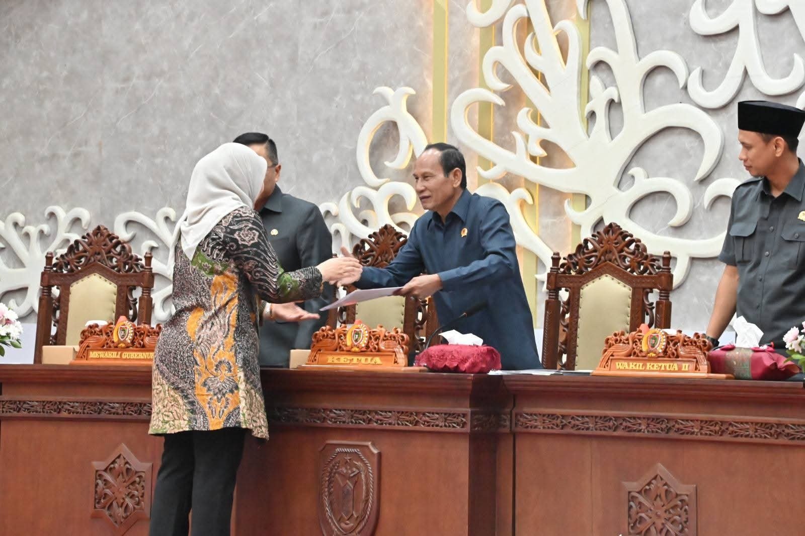 Fraksi-fraksi DPRD Kalteng saat menyerahkan pandangan umum ke Ketua DPRD Arton S Dohong saat rapat paripurna ke-20, Selasa (19/8).