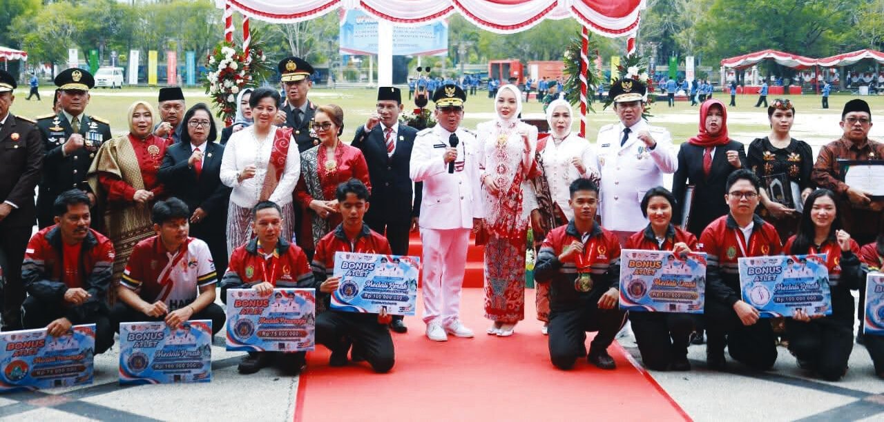 Ketua DPRD Kalteng Arton S Dohong saat mengikuti upacara HUT ke-80 Kemerdekaan RI bersama Gubernur Kalteng Agustiar Sabran di Palangka Raya, belum lama ini.