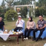 Ketua DPRD Kalteng, Arton S Dohong, saat berdiskusi bersama Gubernur Agustiar Sabran usia melakukan olahraga sore di halaman Istana Isen Mulang, kemarin.