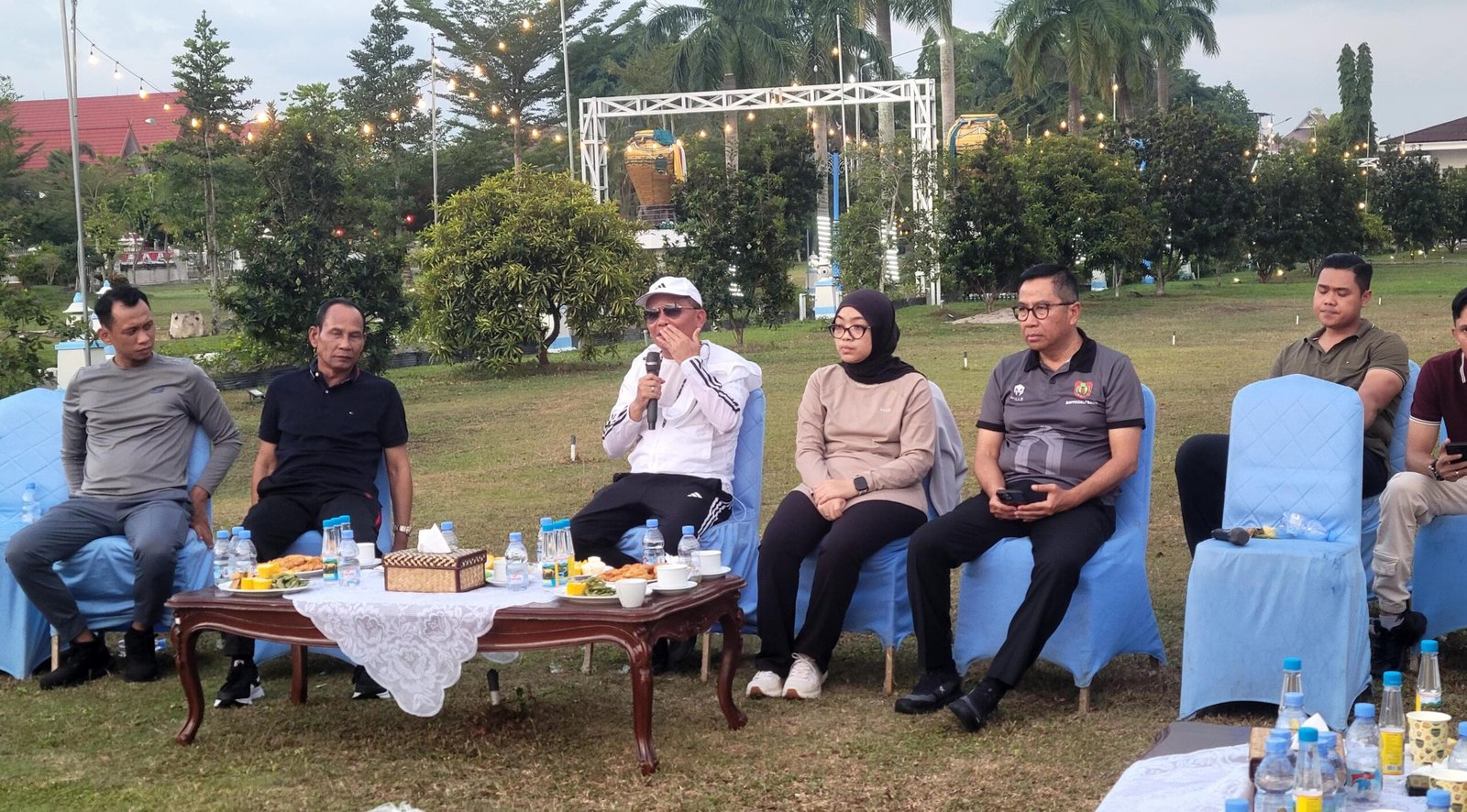 Ketua DPRD Kalteng, Arton S Dohong, saat berdiskusi bersama Gubernur Agustiar Sabran usia melakukan olahraga sore di halaman Istana Isen Mulang, kemarin.