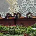 Ketua DPRD Kalteng Arton S Dohong saat memimpin rapat paripurna ke-18 masa persidangan III tahun sidang 2025, yang di hadiri Wakil Gubernur Kalteng Edy Pratowo, Jumat (15/8).