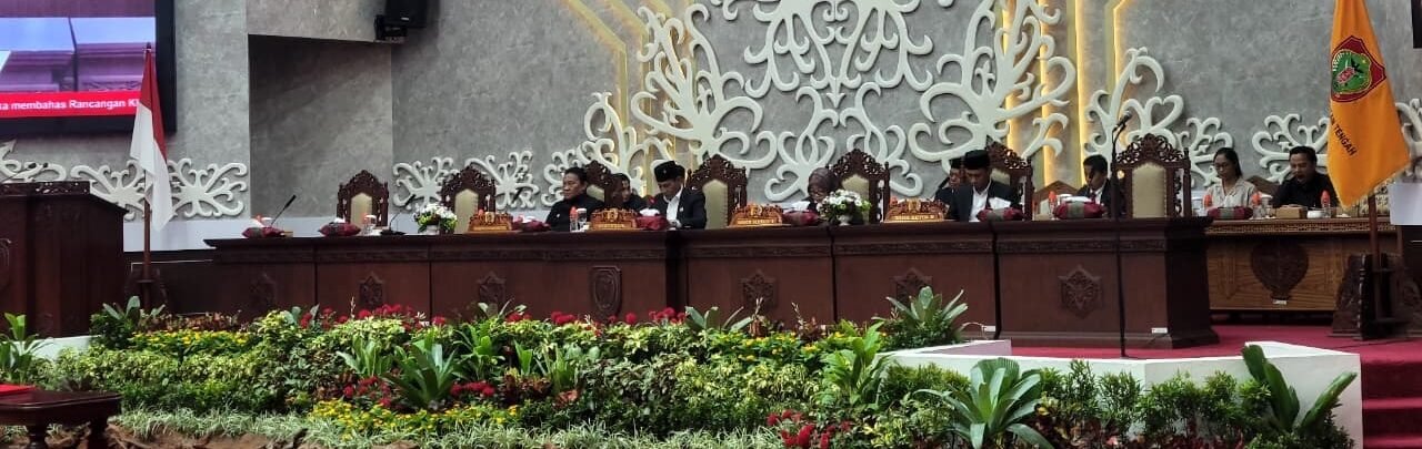 Ketua DPRD Kalteng Arton S Dohong saat memimpin rapat paripurna ke-18 masa persidangan III tahun sidang 2025, yang di hadiri Wakil Gubernur Kalteng Edy Pratowo, Jumat (15/8).