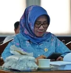 Ketua Komisi II DPRD Kalteng Siti Nafsiah saat memgikuti Rapat Gabungan i ruang Rapat DPRD Kalteng.