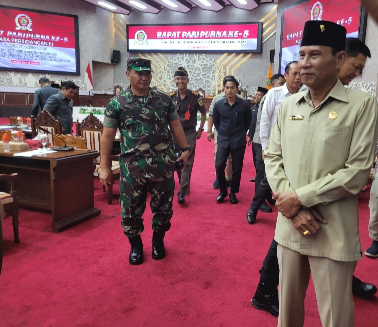 Ketua DPRD Kalteng Arton S Dohong usai mengikuti rapat paripurna, belum lama ini.