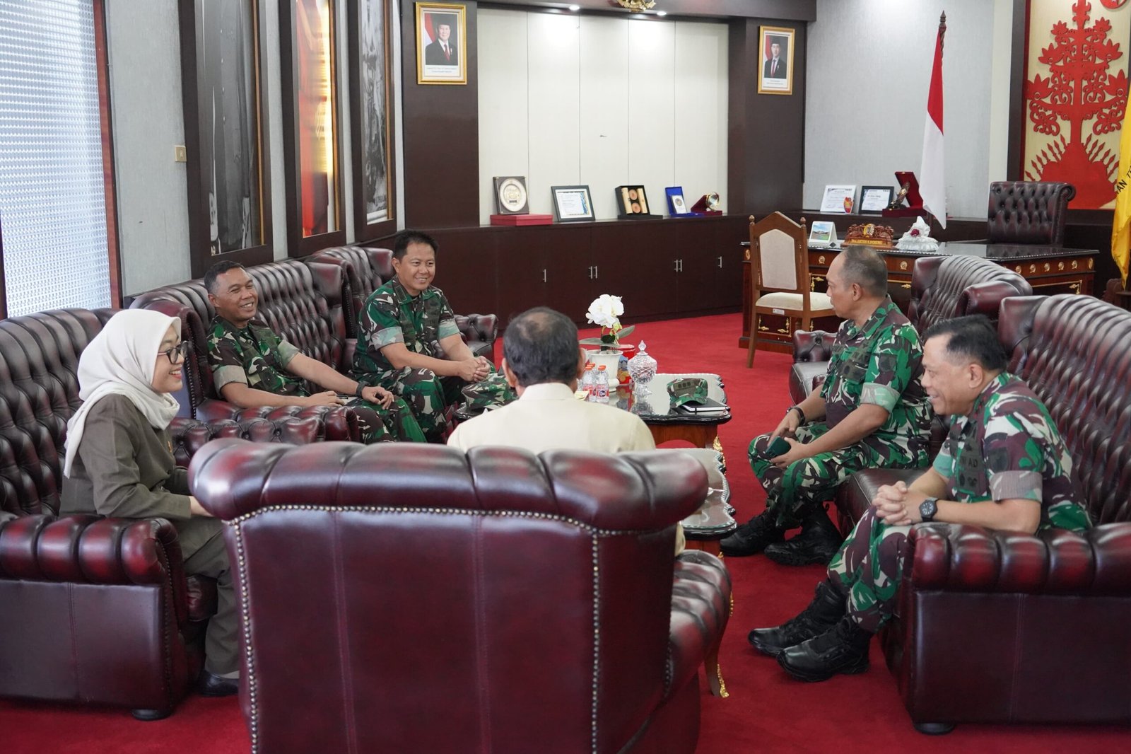 Ketua DPRD Kalteng Arton S Dohong di dampingi Wakil Ketua I Riska Agustin saat menerima kunjungan Pangdam XXII/Tambun Bungai, beberapa waktu lalu.