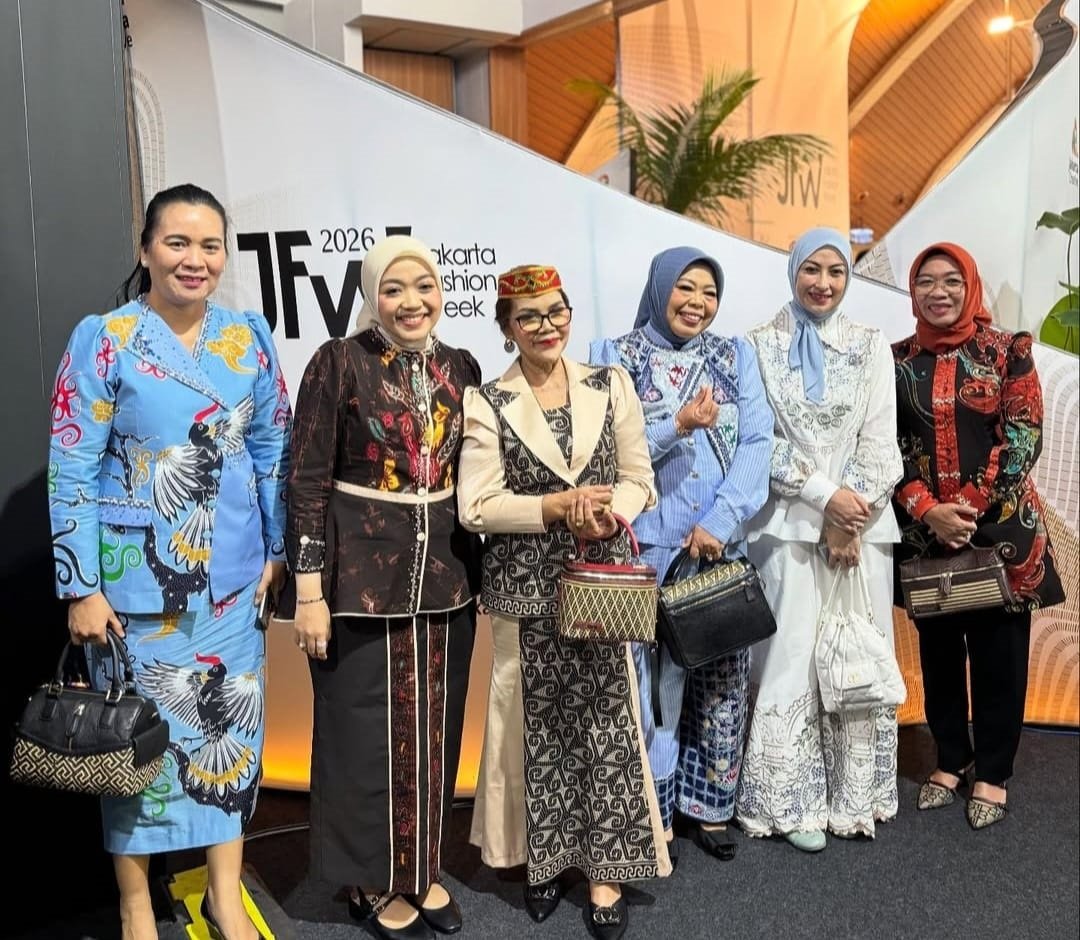 Wakil Ketua I DPRD Kalteng Riska Agustin saat menghadiri Jakarta Fashion Week 2025, kemarin.