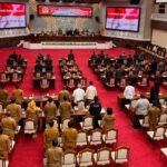 Suasana pimpinan dan anggota DPRD Kalteng saat melaksanakan rapat paripurna bersama pemerintah provinsi.