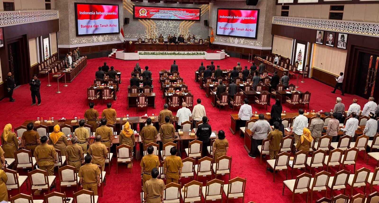 Suasana pimpinan dan anggota DPRD Kalteng saat melaksanakan rapat paripurna bersama pemerintah provinsi.
