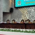 Ketua DPRD Kalteng Arton S Dohong saat memimpin rapat paripurna dengan di damping Wakil Ketua I Riska Agustin