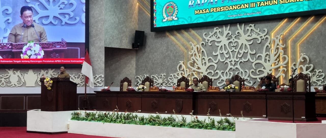 Ketua DPRD Kalteng Arton S Dohong saat memimpin rapat paripurna dengan di damping Wakil Ketua I Riska Agustin