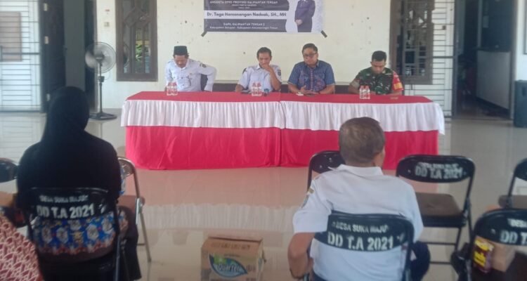 Anggota Komisi I DPRD Kalteng Toga Hamonangan Nadeak saat melakukan reses di Kabupaten Seruyan, kemarin.