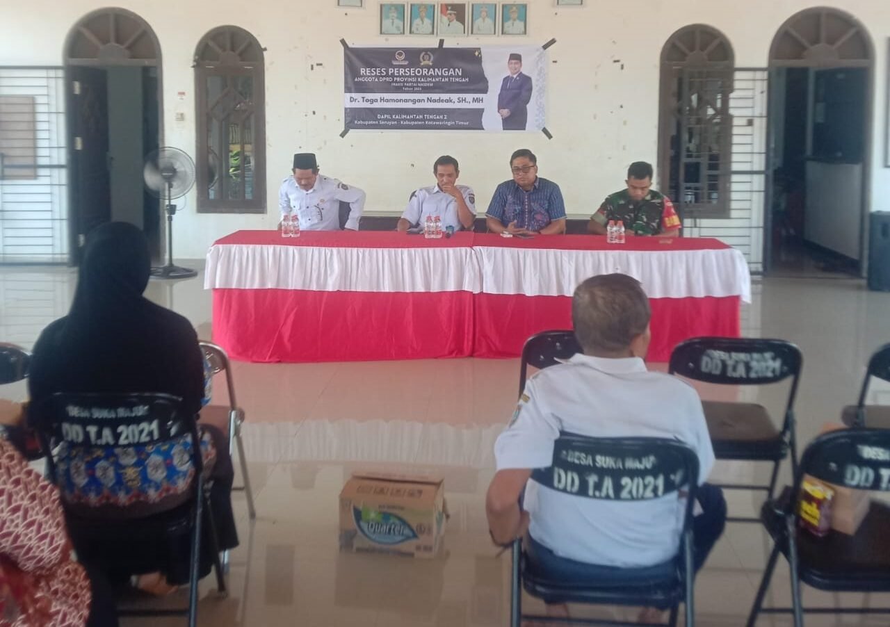 Anggota Komisi I DPRD Kalteng Toga Hamonangan Nadeak saat melakukan reses di Kabupaten Seruyan, kemarin.