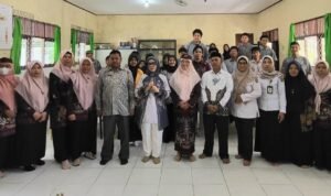 Ketua Komisi II DPRD Kalteng Siti Nafsiah saat foto bersama usai melaksankan diskusi bersama siswa SMA Muhammadiyah.
