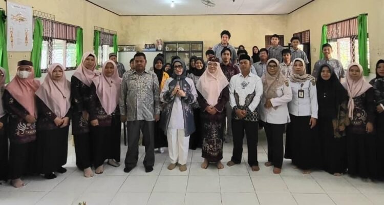 Ketua Komisi II DPRD Kalteng Siti Nafsiah saat foto bersama usai melaksankan diskusi bersama siswa SMA Muhammadiyah.