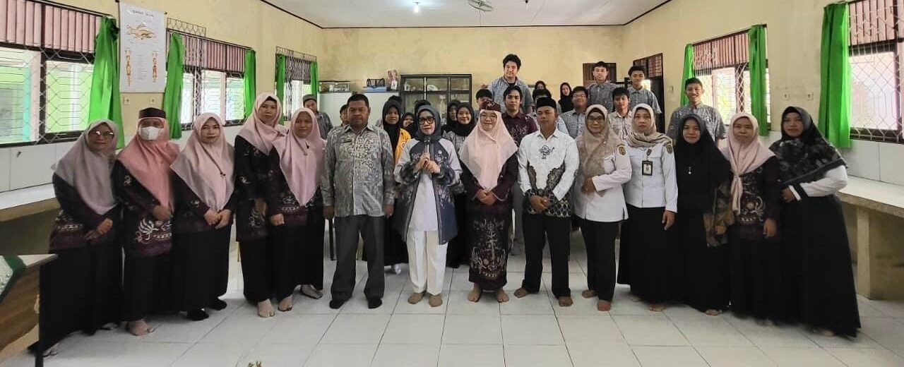 Ketua Komisi II DPRD Kalteng Siti Nafsiah saat foto bersama usai melaksankan diskusi bersama siswa SMA Muhammadiyah.