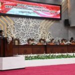 Juru Bicara Fraksi Partai Golkar DPRD Kalteng Okki Maulana saat menyampaikan pemandangan umum, dalam rapat paripurna Selasa (14/10).