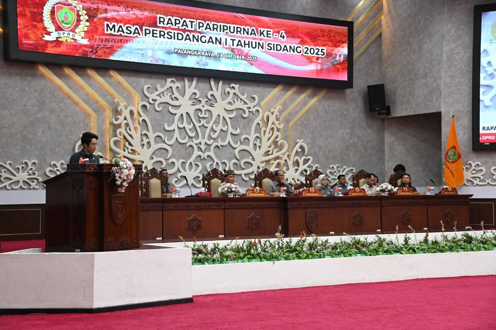Juru Bicara Fraksi Partai Golkar DPRD Kalteng Okki Maulana saat menyampaikan pemandangan umum, dalam rapat paripurna Selasa (14/10).