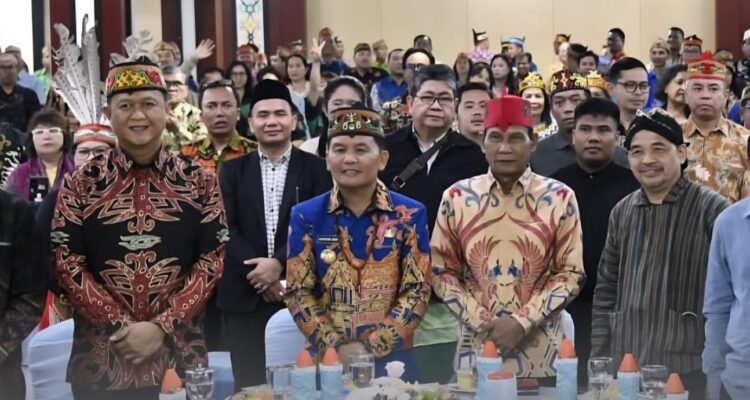 Ketua DPRD Kalteng Arton S. Dohong bersama Gubernur Kalteng Agutiar Sabran saat menghadiri Pewarna Indonesia 2025.