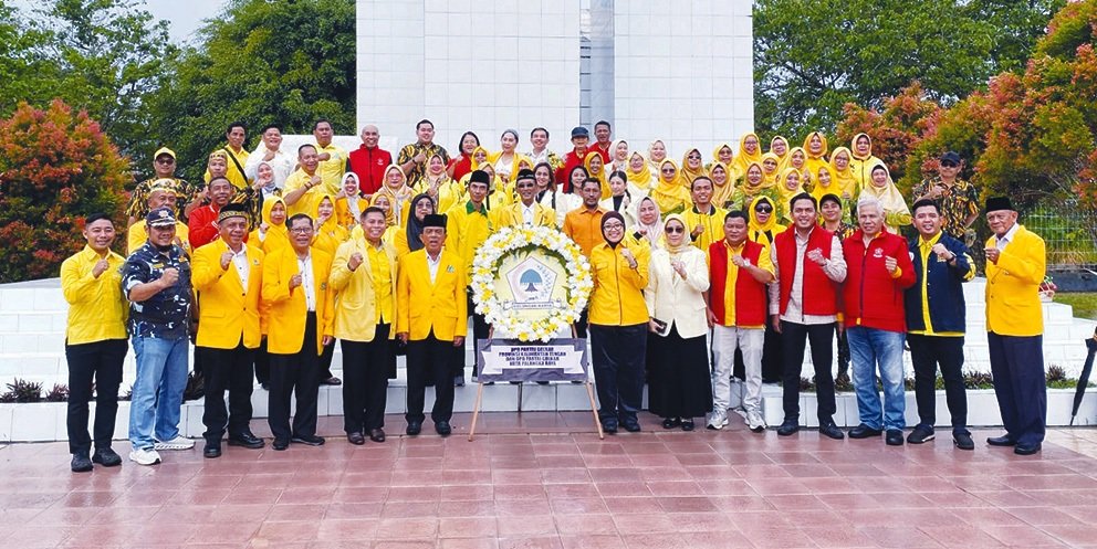 Ketua Komisi II DPRD Kalteng Siti Nafsiah saat melaksanakan ziarah makam pahlawan dalam rangka hut ke-61 Golkar.