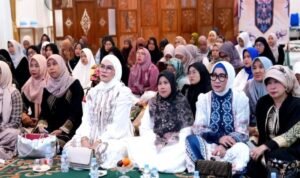 MK_ Srikandi Nuzulul Quran Anggota DPRD Barito Utara Nety Herawati dan Sri Neni Trianawati turut hadir bersama Ketua TP PKK, Ketua GOW, Ketua DWP pada peringatan Nuzulul Quran, Jumat (6/3) malam.