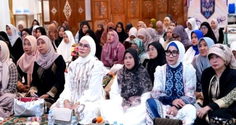 Anggota DPRD Barito Utara Nety Herawati dan Sri Neni Trianawati turut hadir bersama Ketua TP PKK, Ketua GOW, Ketua DWP pada peringatan Nuzulul Quran, Jumat (6/3) malam.