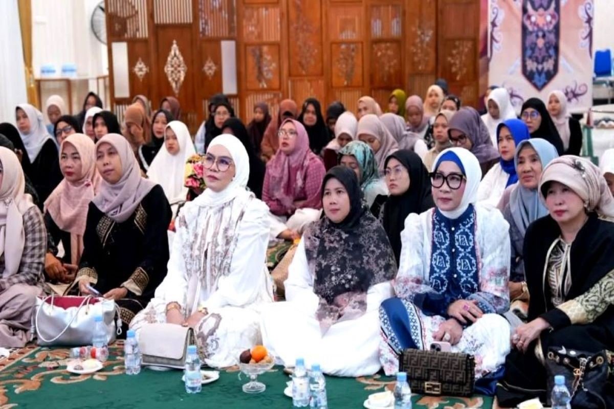 MK_ Srikandi Nuzulul Quran Anggota DPRD Barito Utara Nety Herawati dan Sri Neni Trianawati turut hadir bersama Ketua TP PKK, Ketua GOW, Ketua DWP pada peringatan Nuzulul Quran, Jumat (6/3) malam.