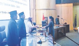 MK_F-PDIP Barut Juru bicara Fraksi PDI Perjuangan, Naruk Saritani menyerahkan pendapat akhir Fraksi PDIP terhadap raperda RPJMD 2025-2029, Selasa (10/3).