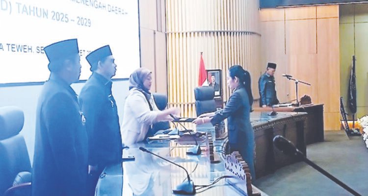 Juru bicara Fraksi PDI Perjuangan, Naruk Saritani menyerahkan pendapat akhir Fraksi PDIP terhadap raperda RPJMD 2025-2029, Selasa (10/3).