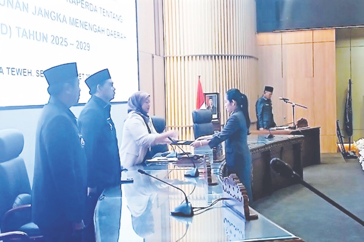 Juru bicara Fraksi PDI Perjuangan, Naruk Saritani menyerahkan pendapat akhir Fraksi PDIP terhadap raperda RPJMD 2025-2029, Selasa (10/3).