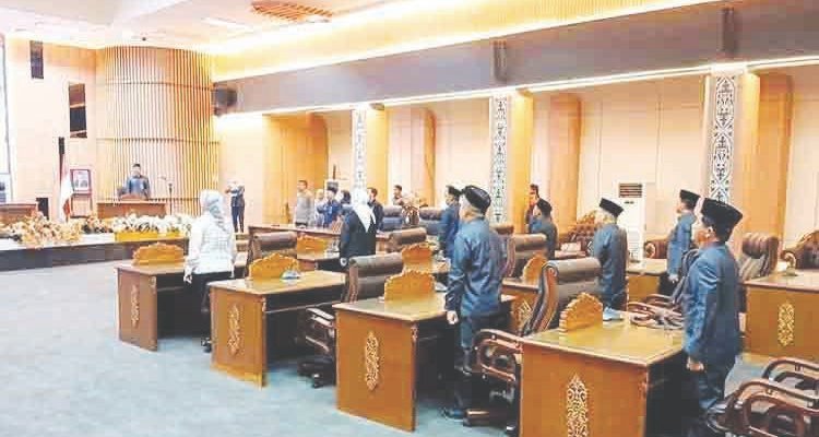 DPRD Barito Utara menggelar rapat paripurna III masa sidang I dengan agenda penyampaian jawaban pemerintah terhadap lima raperda, di gedung DPRD setempat, Rabu (4/3).