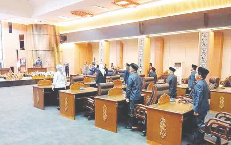 DPRD Barito Utara menggelar rapat paripurna III masa sidang I dengan agenda penyampaian jawaban pemerintah terhadap lima raperda, di gedung DPRD setempat, Rabu (4/3).