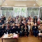 Warga Paguyuban Lembur Kuring Jawa Barat - Banten (PLKJBB) Kalteng saat melaksanakan acara Halal Bihalal, di aula hutan kota Nyaru Menteng, Minggu (12/04).