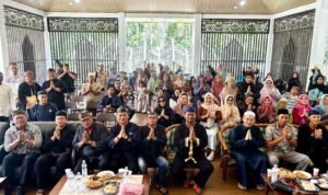 Warga Paguyuban Lembur Kuring Jawa Barat - Banten (PLKJBB) Kalteng saat melaksanakan acara Halal Bihalal, di aula hutan kota Nyaru Menteng, Minggu (12/04).