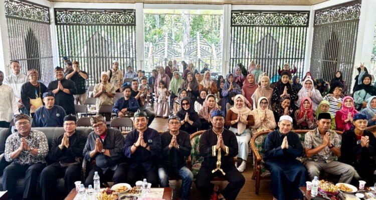 Warga Paguyuban Lembur Kuring Jawa Barat - Banten (PLKJBB) Kalteng saat melaksanakan acara Halal Bihalal, di aula hutan kota Nyaru Menteng, Minggu (12/04).