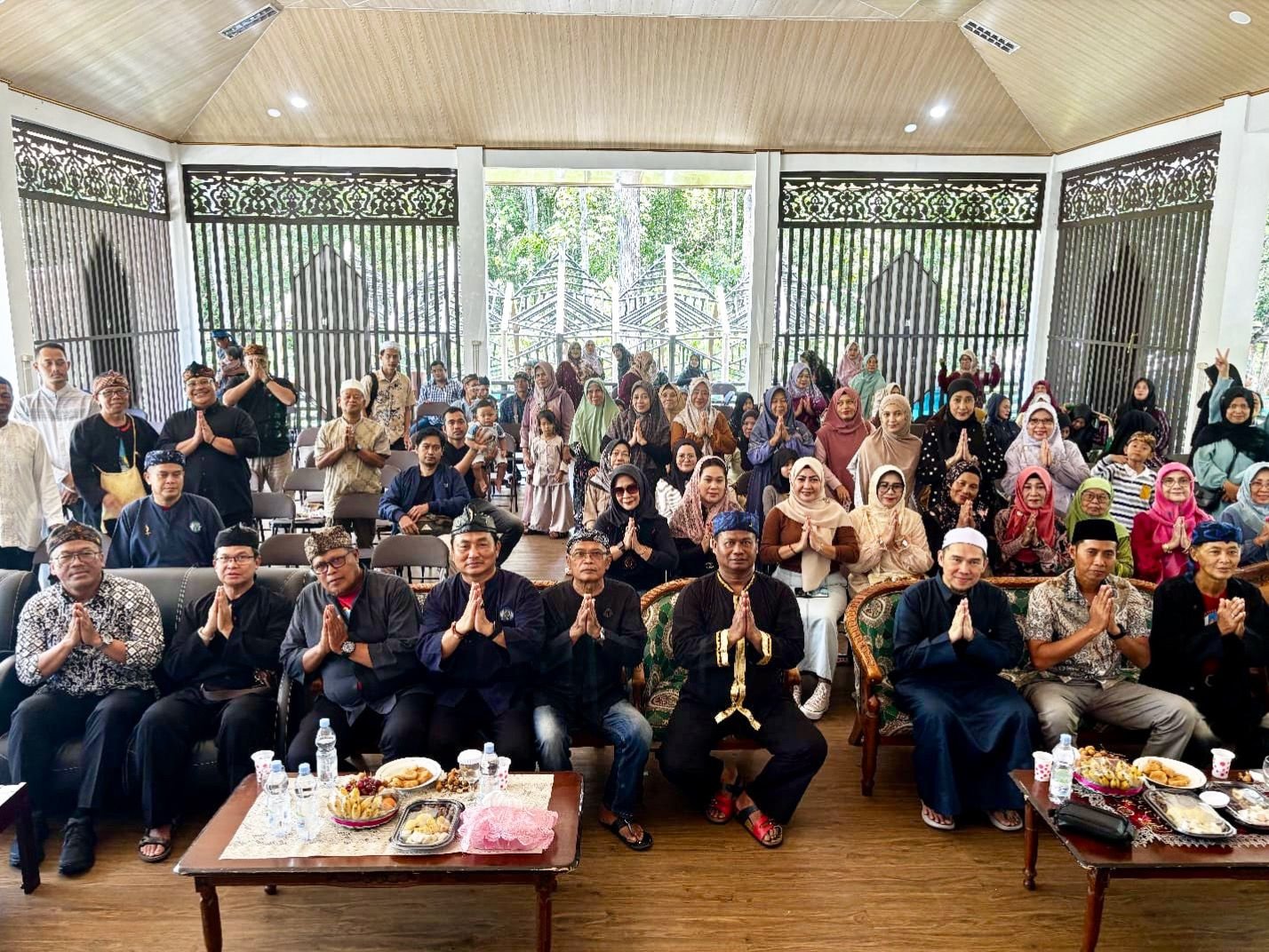 Warga Paguyuban Lembur Kuring Jawa Barat - Banten (PLKJBB) Kalteng saat melaksanakan acara Halal Bihalal, di aula hutan kota Nyaru Menteng, Minggu (12/04).