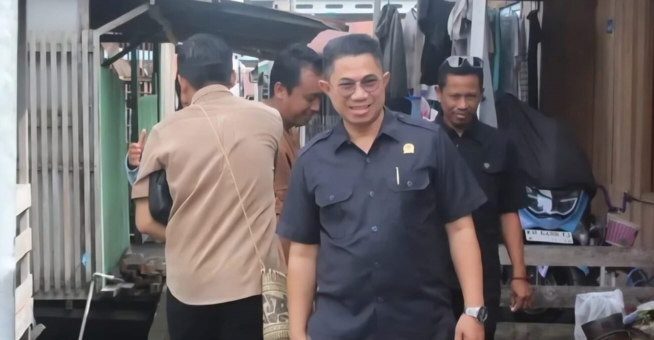 Wakil Ketua III DPRD Kalteng Junaidi saat melakukan peninjauan ke kawasan Komplek Mendawai, belum lama ini.
