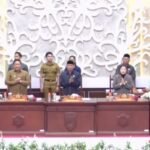 Ketua DPRD Kalteng Arton S Dohong saat memimpin rapat paripurna yang dihadiri Wakil Gubernur Kalteng Edy Pratowo, Senin (5/1).