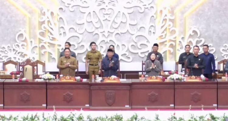 Ketua DPRD Kalteng Arton S Dohong saat memimpin rapat paripurna yang dihadiri Wakil Gubernur Kalteng Edy Pratowo, Senin (5/1).
