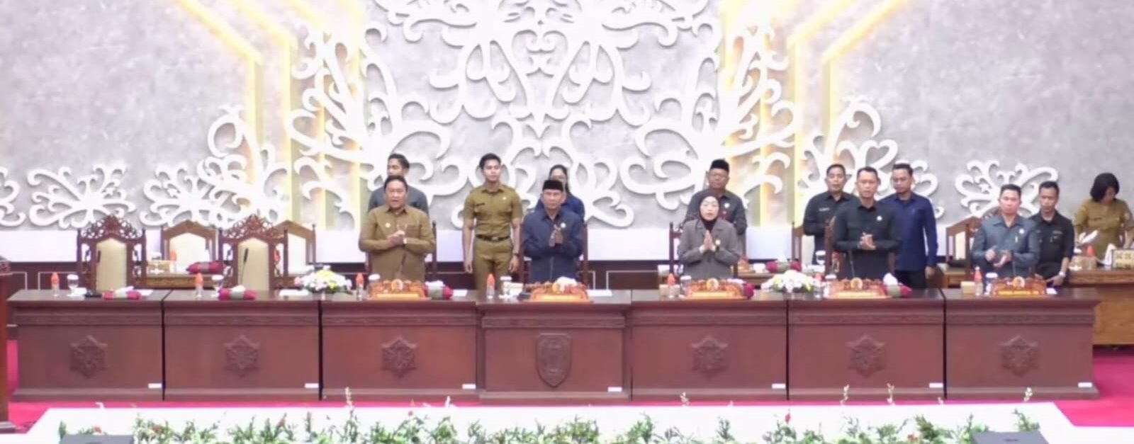 Ketua DPRD Kalteng Arton S Dohong saat memimpin rapat paripurna yang dihadiri Wakil Gubernur Kalteng Edy Pratowo, Senin (5/1).