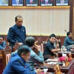 Suasana Anggota DPRD sedang melakukan diskusi usai melaksanakan rapat paripurna, beberapa waktu lalu