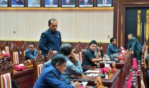 Rapat Suasana Anggota DPRD sedang melakukan diskusi usai melaksanakan rapat paripurna, beberapa waktu lalu