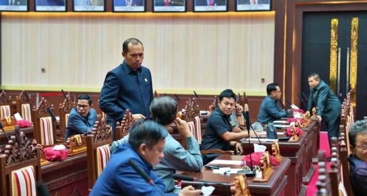 Suasana Anggota DPRD sedang melakukan diskusi usai melaksanakan rapat paripurna, beberapa waktu lalu