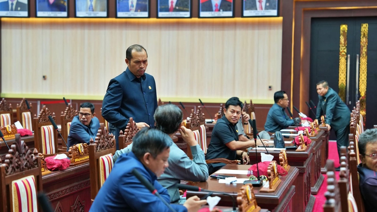 Suasana Anggota DPRD sedang melakukan diskusi usai melaksanakan rapat paripurna, beberapa waktu lalu
