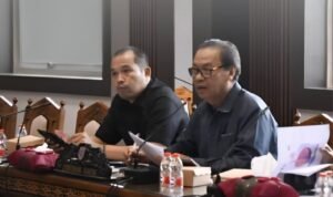 Rapat1 Ketua Komisi III DPRD Kalteng Sugiyarto bersama Wakil Ketua Komisi III Tomy Irawan Diran saat melakukan rapat di ruang komisi, beberapa waktu lalu.