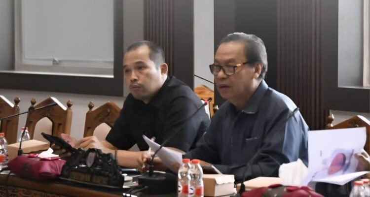 Ketua Komisi III DPRD Kalteng Sugiyarto bersama Wakil Ketua Komisi III Tomy Irawan Diran saat melakukan rapat di ruang komisi, beberapa waktu lalu.