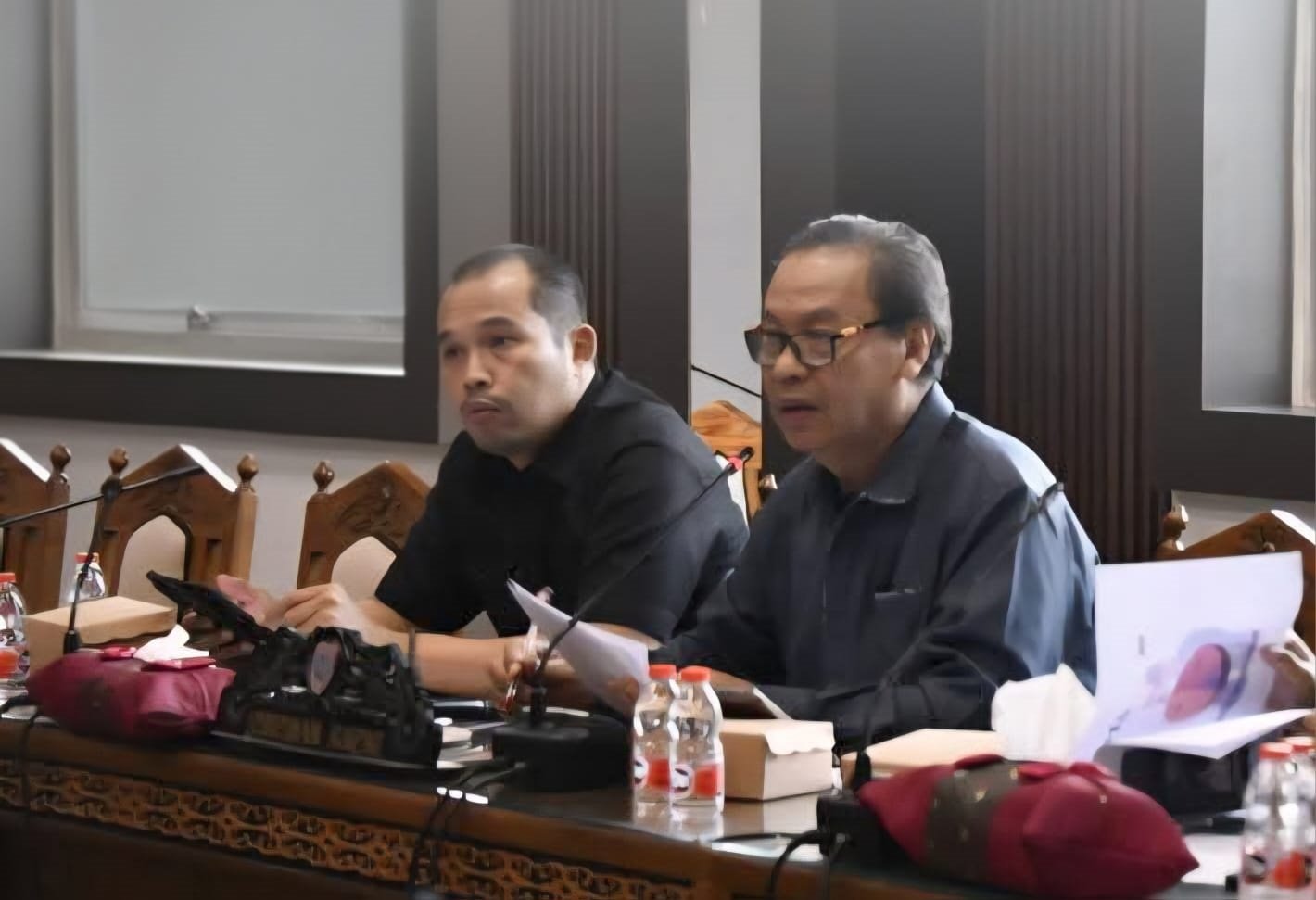 Ketua Komisi III DPRD Kalteng Sugiyarto bersama Wakil Ketua Komisi III Tomy Irawan Diran saat melakukan rapat di ruang komisi, beberapa waktu lalu.