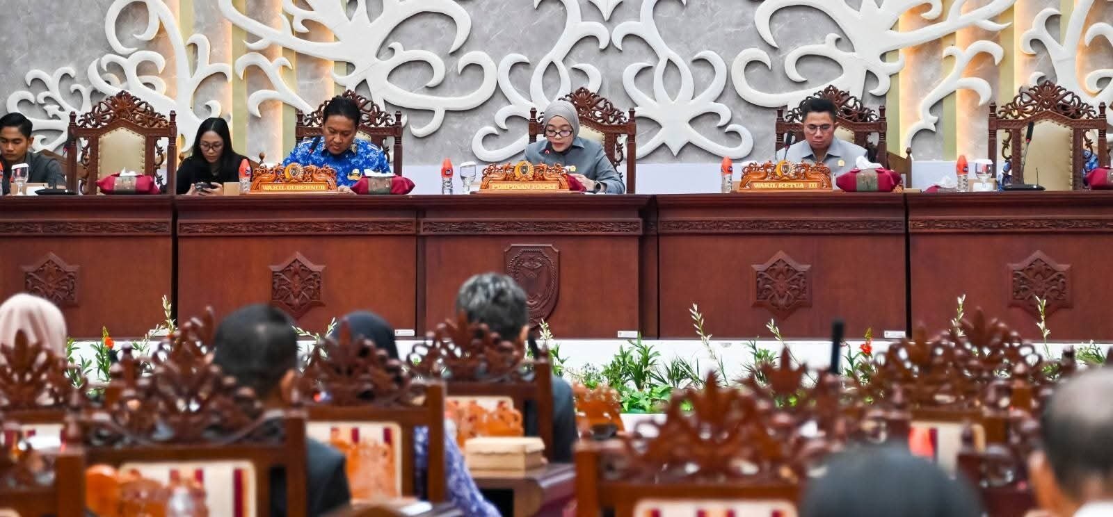 Wakil Ketua I DPRD Kalteng Riska Agustin saat memimpin rapat paripurna, yang di hadiri Wakil Gubernur Kalteng Edy Pratowo, beberapa waktu lalu.